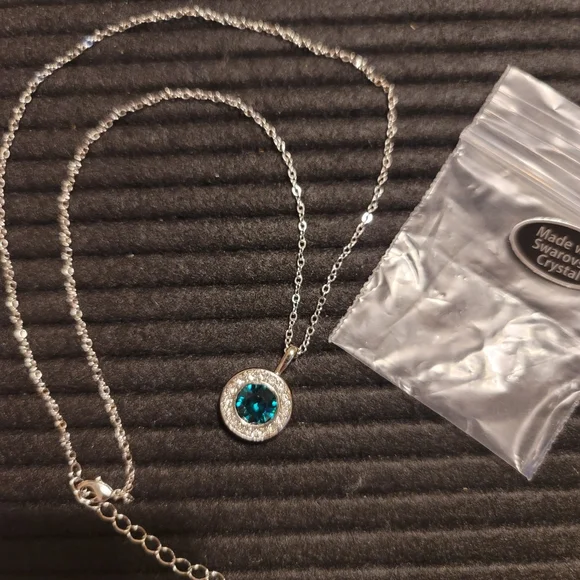 Swarovski Crystals Halo Necklace NWOT - Picture 3 of 7